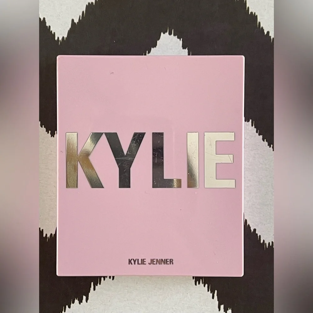 Kylie Cosmetics Ice Me Out Illuminating Powder - Picture 2 of 4